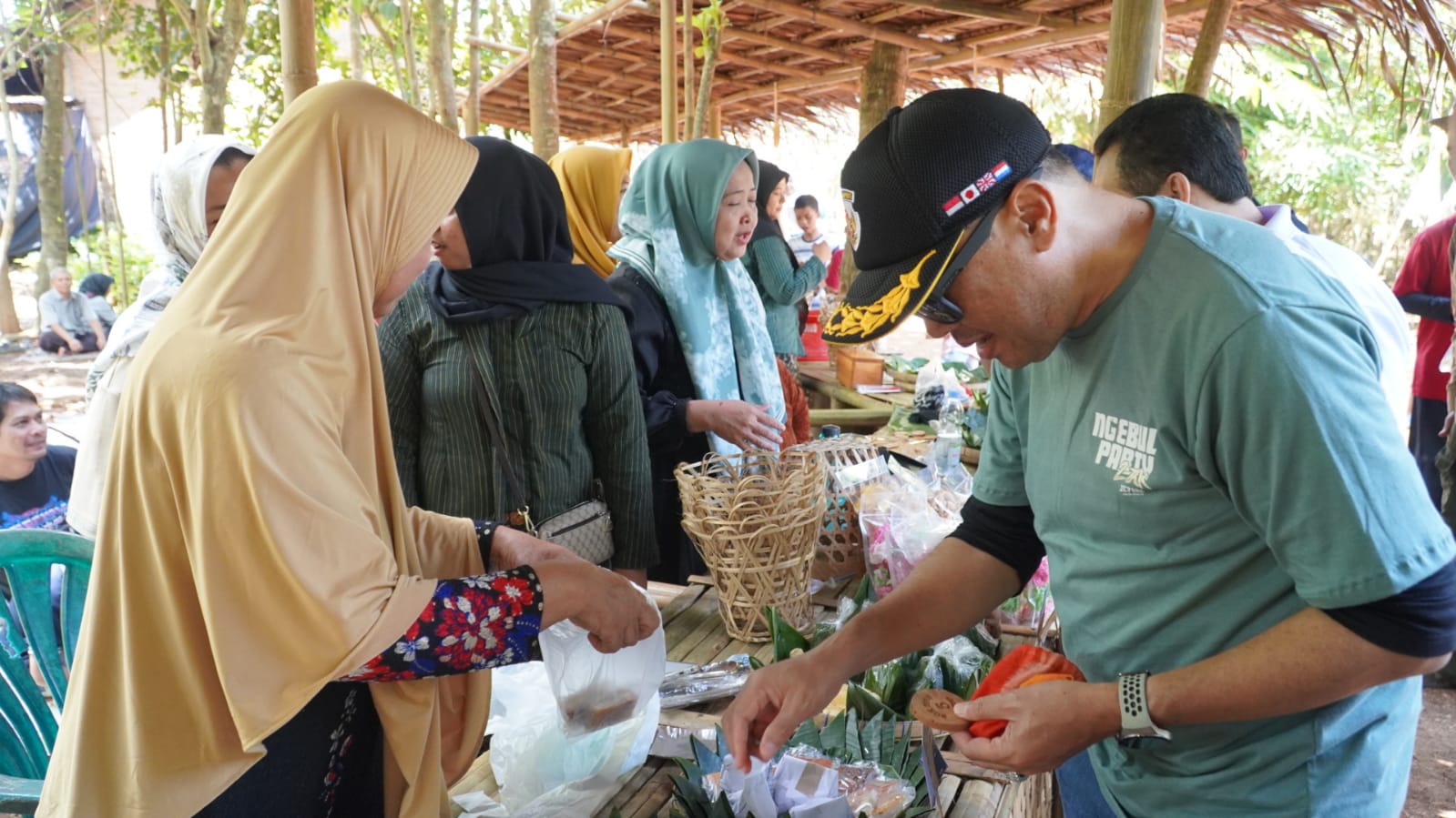 Edy Supriyanta Resmikan Kawasan Wisata Kuliner Kampung Biru Tahunan