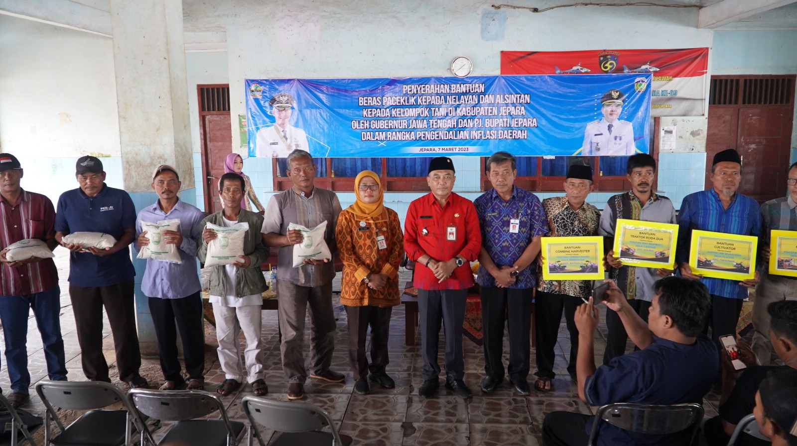 Edy Supriyanta Serahkan Bantuan 50,6 Ton Beras ke Nelayan