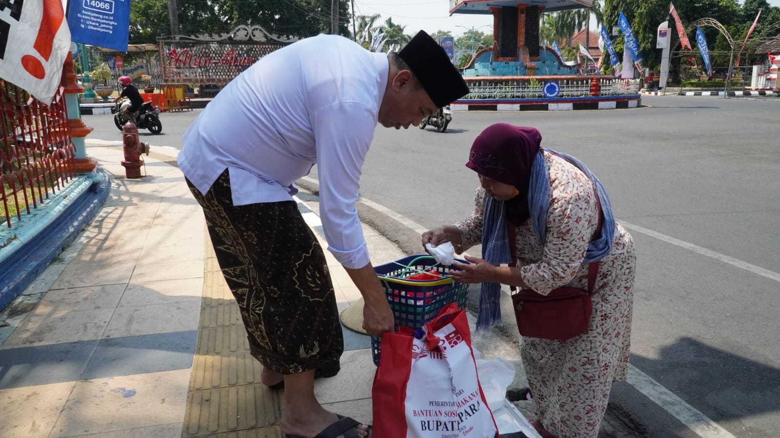 Keliling Kota, Edy Supriyanta Berikan Bantuan ke Warga Kurang Mampu