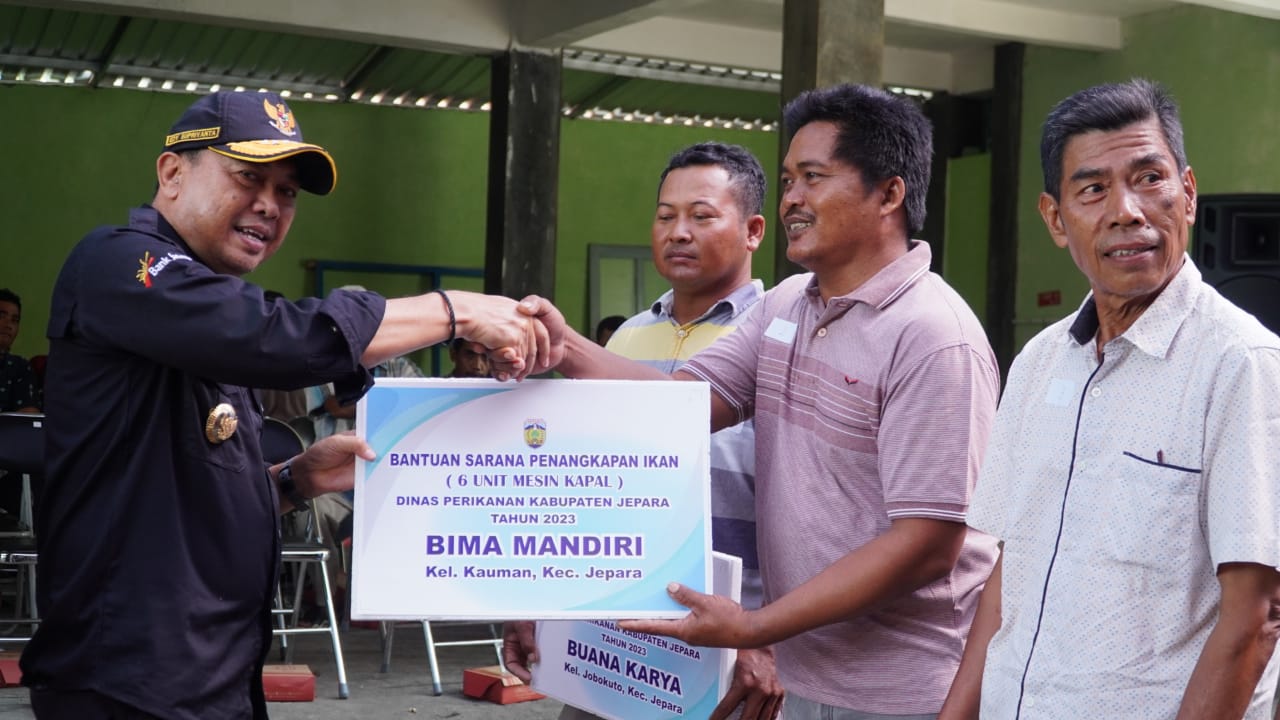 Edy Supriyanta Serahkan Bantuan 56 Unit Mesin Kapal Nelayan